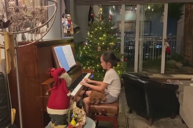 Con trai Hồng Nhung chơi piano thuần thục