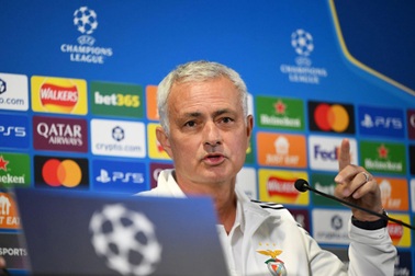 Mourinho vỗ về Chelsea trong ngày trở lại Stamford Bridge