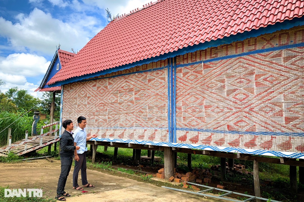 Lưu giữ hơn 100 nhà rông với họa tiết kỳ lạ của người Ba Na - 6 Lưu giữ hơn 100 nhà rông với họa tiết kỳ lạ của người Ba Na - 6