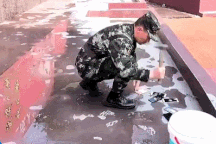 Nhà trường dùng búa đập vỡ smartphone của học sinh gây nhiều tranh cãi