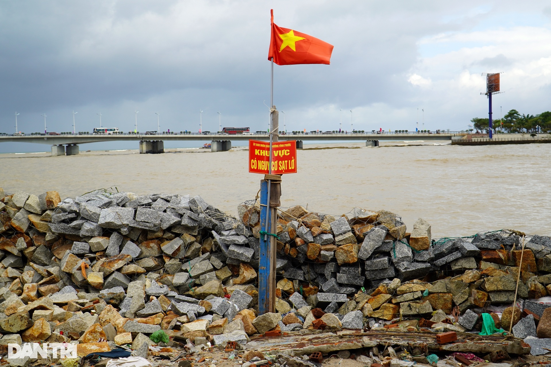 Người dân bên cồn khổ sở vì mỗi năm hàng chục triệu đồng đổ xuống sông - 12 Người dân bên cồn khổ sở vì mỗi năm hàng chục triệu đồng đổ xuống sông - 12