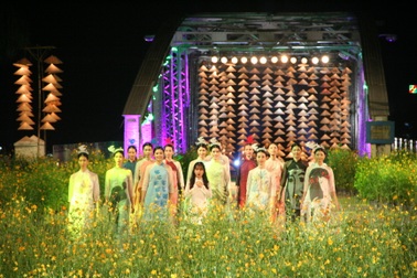 Lễ hội Áo dài tung bay trên cầu Trường Tiền sau 15 năm xa cách