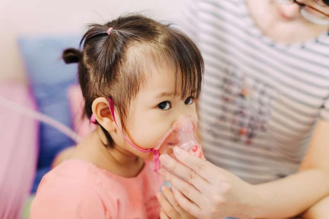 Khi trẻ em nhiễm virus hợp bào hô hấp, nếu không được phát hiện sớm và điều trị đúng cách có thể gây ra những biến chứng nghiêm trọng cho sức khỏe. Ảnh minh họa KT