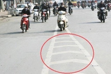 Luật sư phân tích vụ người đi xe máy đè vạch xương cá bị CSGT phạt