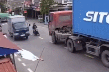 Suýt mất mạng vì tranh đường với xe container