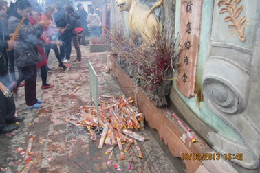 Ngổn ngang thắp hương ở chùa ngày đầu năm 