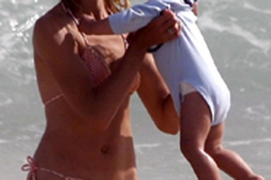 Siêu mẫu Natalia Vodianova vui chơi trên biển