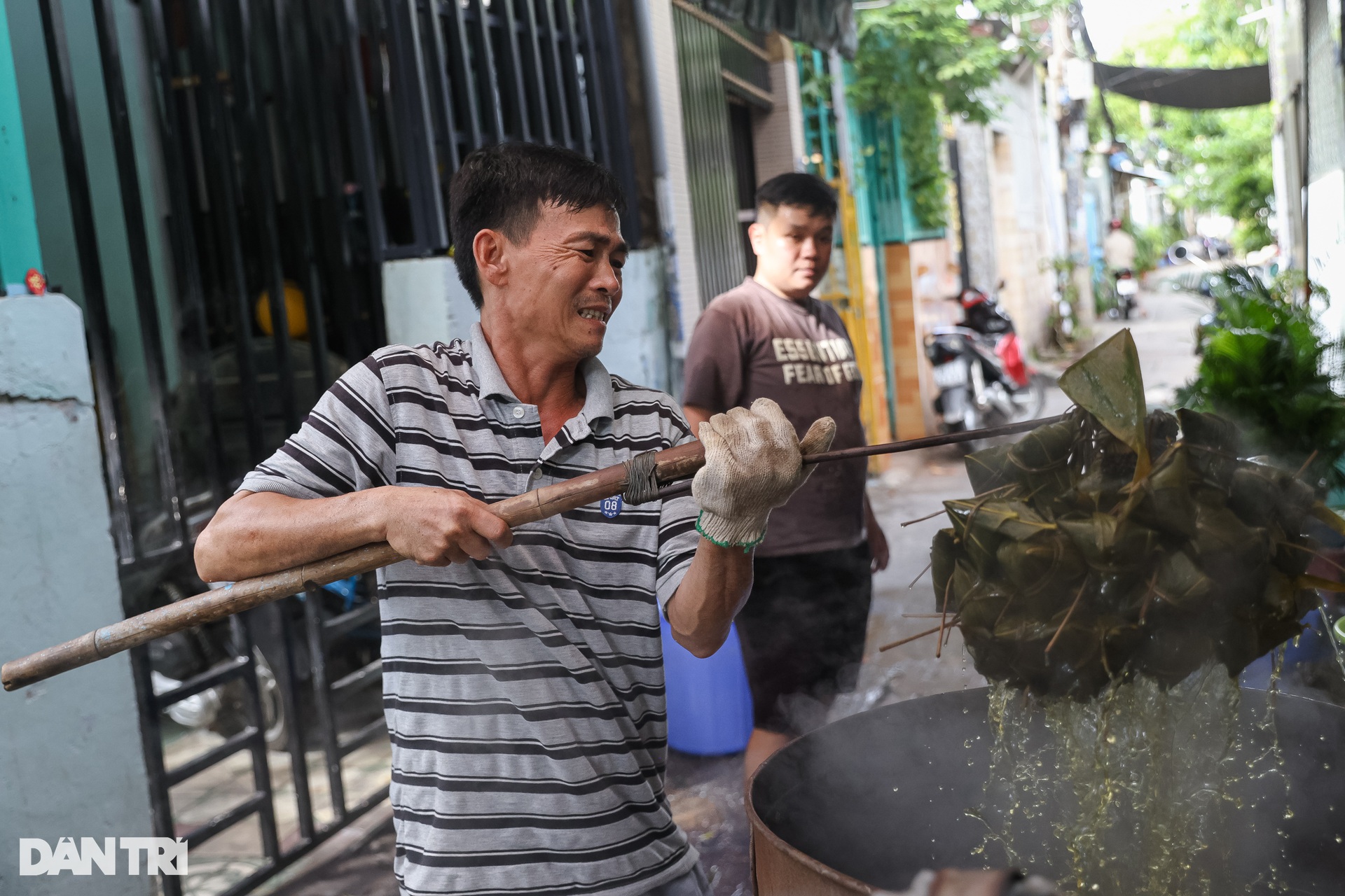 Hơn nửa thế kỷ giữ lửa nồi bánh ú lá tre dịp Tết Đoan Ngọ - 1 Hơn nửa thế kỷ “giữ lửa” nồi bánh ú lá tre dịp Tết Đoan Ngọ