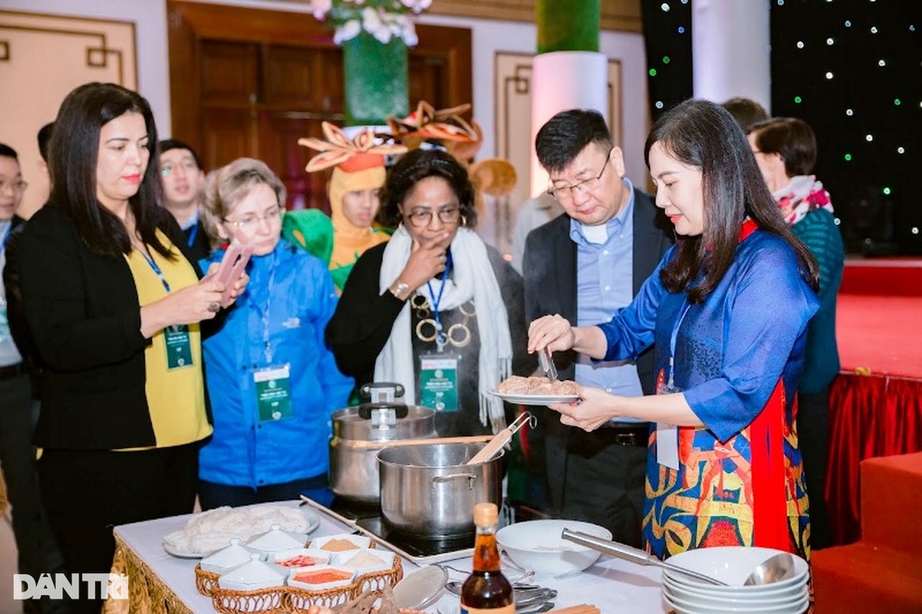 Đại sứ và các nhà ngoại giao trải nghiệm phở Việt tại Nam Định - 3 Đại sứ và các nhà ngoại giao trải nghiệm phở Việt tại Nam Định - 3
