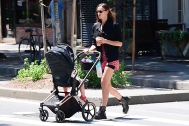 Irina Shayk đưa con ra phố