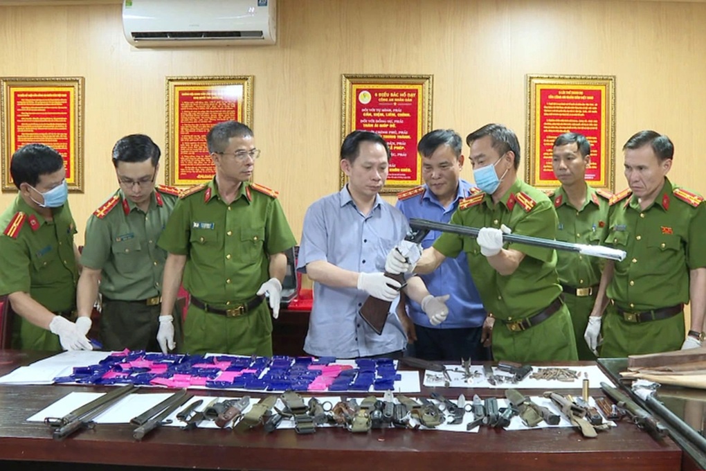 Công an triệt xóa 3 đường dây tội phạm, thu lượng lớn ma túy, súng đạn - 2 Công an triệt xóa 3 đường dây tội phạm, thu lượng lớn ma túy, súng đạn - 2