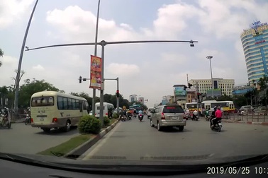 Đoàn xe tang nối đuôi nhau đi ngược chiều, vượt đèn đỏ