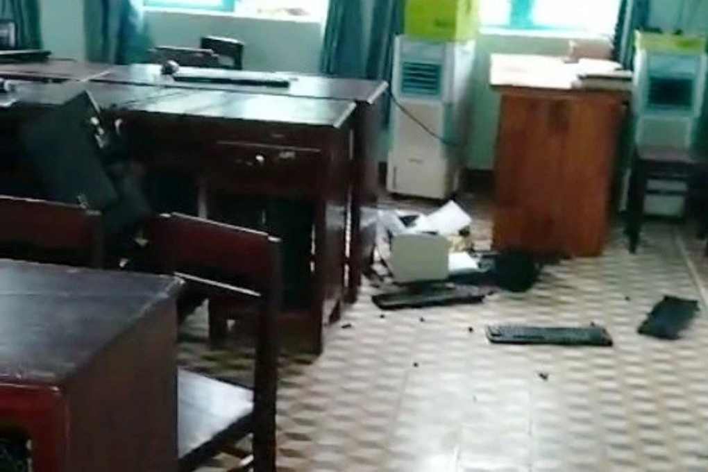 Nhóm học sinh đột nhập vào trường đập phá tài sản - 2 Nhóm học sinh đột nhập vào trường đập phá tài sản - 2