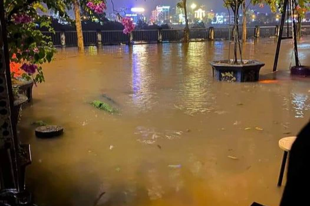 Đường phố Lào Cai biến thành sông, nhà dân nước ngập ngang người - 4