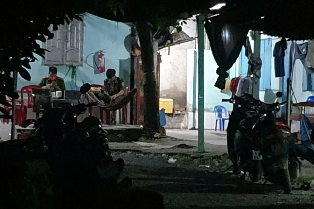 Bé trai bán vé số phát hiện người đàn ông tử vong ở phòng trọ Bình Dương - 1 Bé trai bán vé số phát hiện người đàn ông tử vong ở phòng trọ Bình Dương - 1