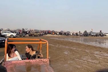 Lái xe off-road, cô gái xinh đẹp… lao vào khán giả