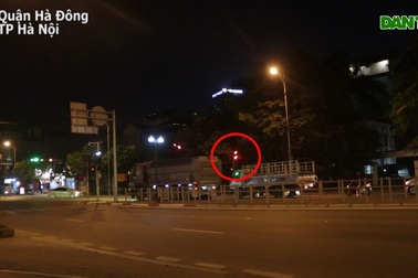 Hà Nội: Rùng mình cảnh "hung thần xa lộ" nối đuôi nhau vượt đèn đỏ