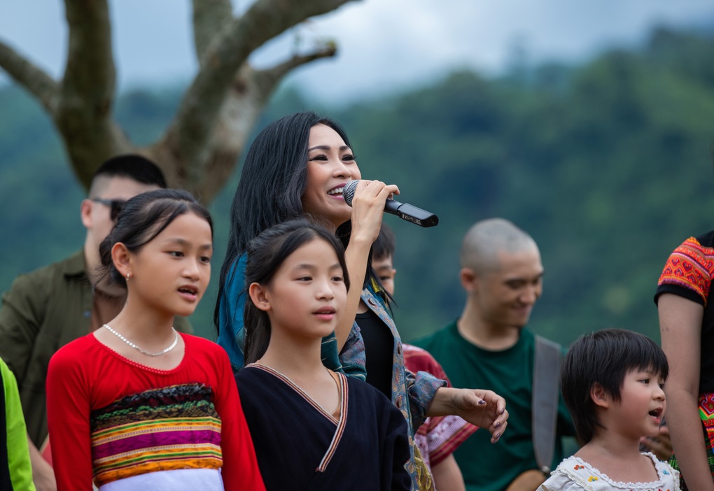 Phương Thanh và ban nhạc Ngũ Cung hát cùng học sinh vùng cao - 1 Phương Thanh và ban nhạc Ngũ Cung hát cùng học sinh vùng cao - 1