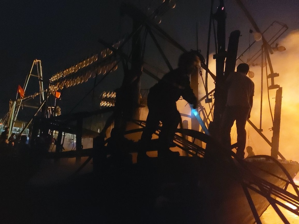 4 tàu cá bất ngờ bốc cháy dữ dội - 11 4 tàu cá bất ngờ bốc cháy dữ dội - 11