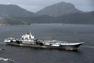 Hải quân Mỹ giám sát tàu sân bay Trung Quốc đi qua eo biển Đài Loan