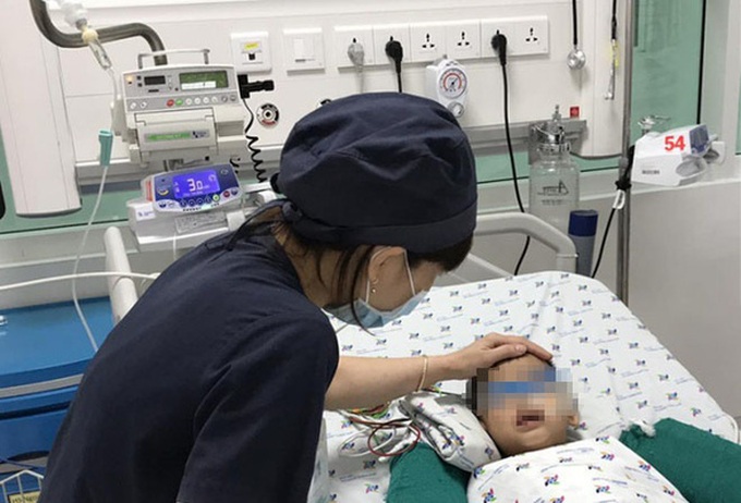 Bé trai 3 tuổi ở Bến Tre uống nhầm hóa chất chống thấm ghe, xuồng. Ảnh: Bệnh viện Nhi đồng TP.HCM