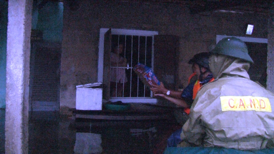 Công an thành phố Huế khẩn cấp cứu dân ra khỏi vùng lũ nguy hiểm - 4 Công an thành phố Huế khẩn cấp cứu dân ra khỏi vùng lũ nguy hiểm - 4