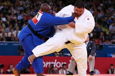 Võ sỹ khổng lồ hơn 200kg tại Olympic London