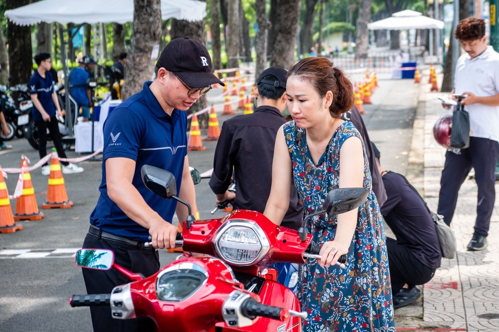 Người dân hào hứng sắm xe máy VinFast trong ngày hội “đổi xăng lấy điện” tại TPHCM - 5 Người dân hào hứng sắm xe máy VinFast trong ngày hội “đổi xăng lấy điện” tại TPHCM - 5