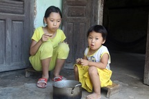 Thương 2 đứa trẻ không cha ăn sắn thay cơm