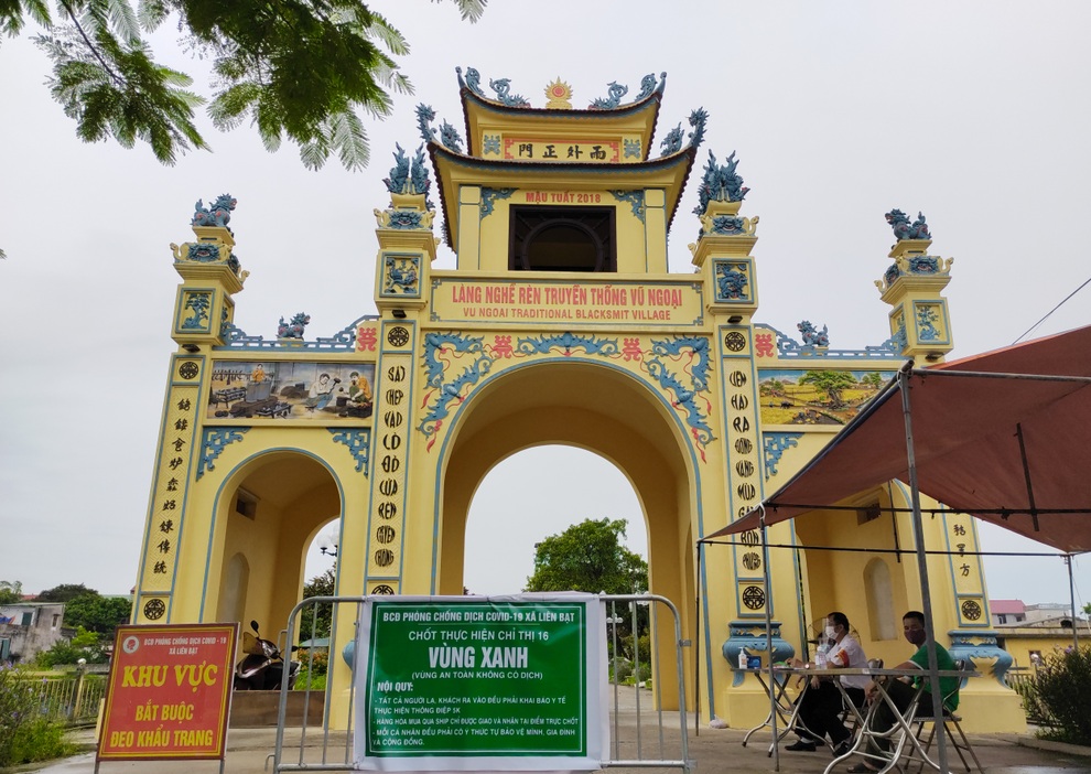 Cổng làng ở ngoại thành Hà Nội hóa chốt vùng xanh bảo vệ dân làng - 2 Cổng làng ở ngoại thành Hà Nội hóa chốt vùng xanh bảo vệ dân làng - 2