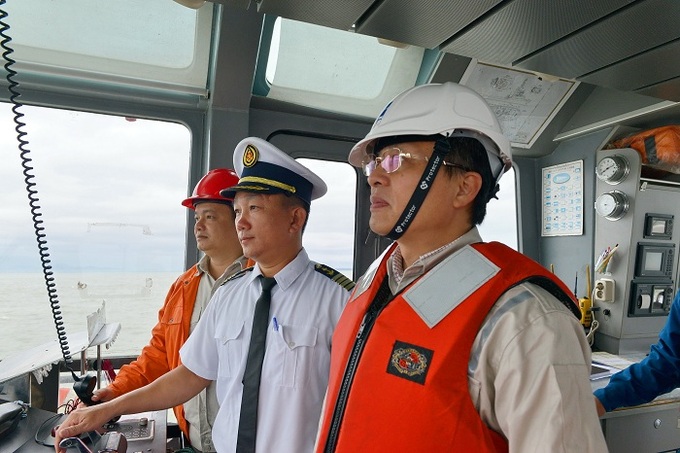 Tổng Giám đốc BSR Bùi Minh Tiến (bên phải thuyền trưởng mặc áo trắng) thăm, động viên, chúc mừng Năm mới và chúc mừng CBCNV Ban Quản lý Cảng biển BSR nhân dịp đón nhận chuyến dầu thô thứ 800 cho NMLD Dung Quất. 