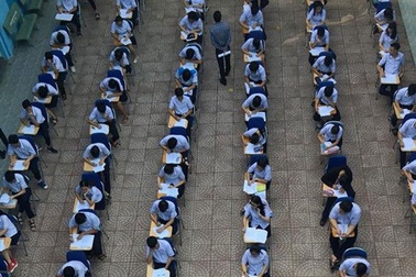 Hàng trăm học sinh tập trung làm bài thi giữa sân trường