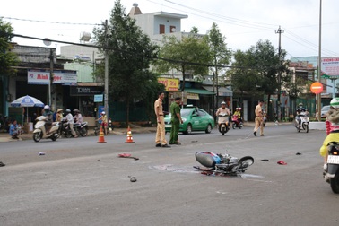 Đi xe độ không biển số, 2 thanh niên bị nạn thương vong