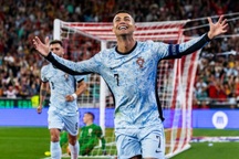 Ronaldo ghi bàn thứ 900 giúp Bồ Đào Nha thắng, Tây Ban Nha hòa thất vọng