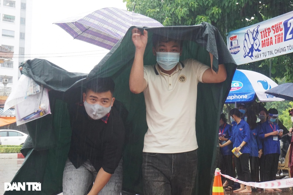 Nghệ An: Thí sinh đội mưa tầm tã đi thi - 2 Nghệ An: Thí sinh đội mưa tầm tã đi thi - 2