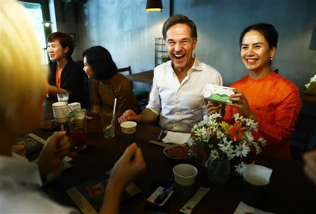 Thủ tướng Hà Lan Mark Rutte thưởng thức trà giữa lòng Hà Nội - 8 Thủ tướng Hà Lan Mark Rutte thưởng thức trà giữa lòng Hà Nội - 8