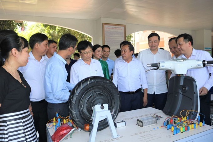 Phó chủ tịch UBND tỉnh Nghệ An Bùi Đình Long, thăm và làm việc tại trường.