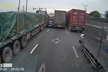 Tài xế xe con lĩnh hậu quả vì chen vào giành đường với loạt xe container