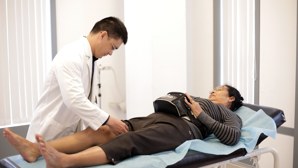 Nhờ bác sĩ FV, tuổi già của tôi không còn là gánh nặng với con cháu - 2 Nhờ bác sĩ FV, tuổi già của tôi không còn là gánh nặng với con cháu - 2