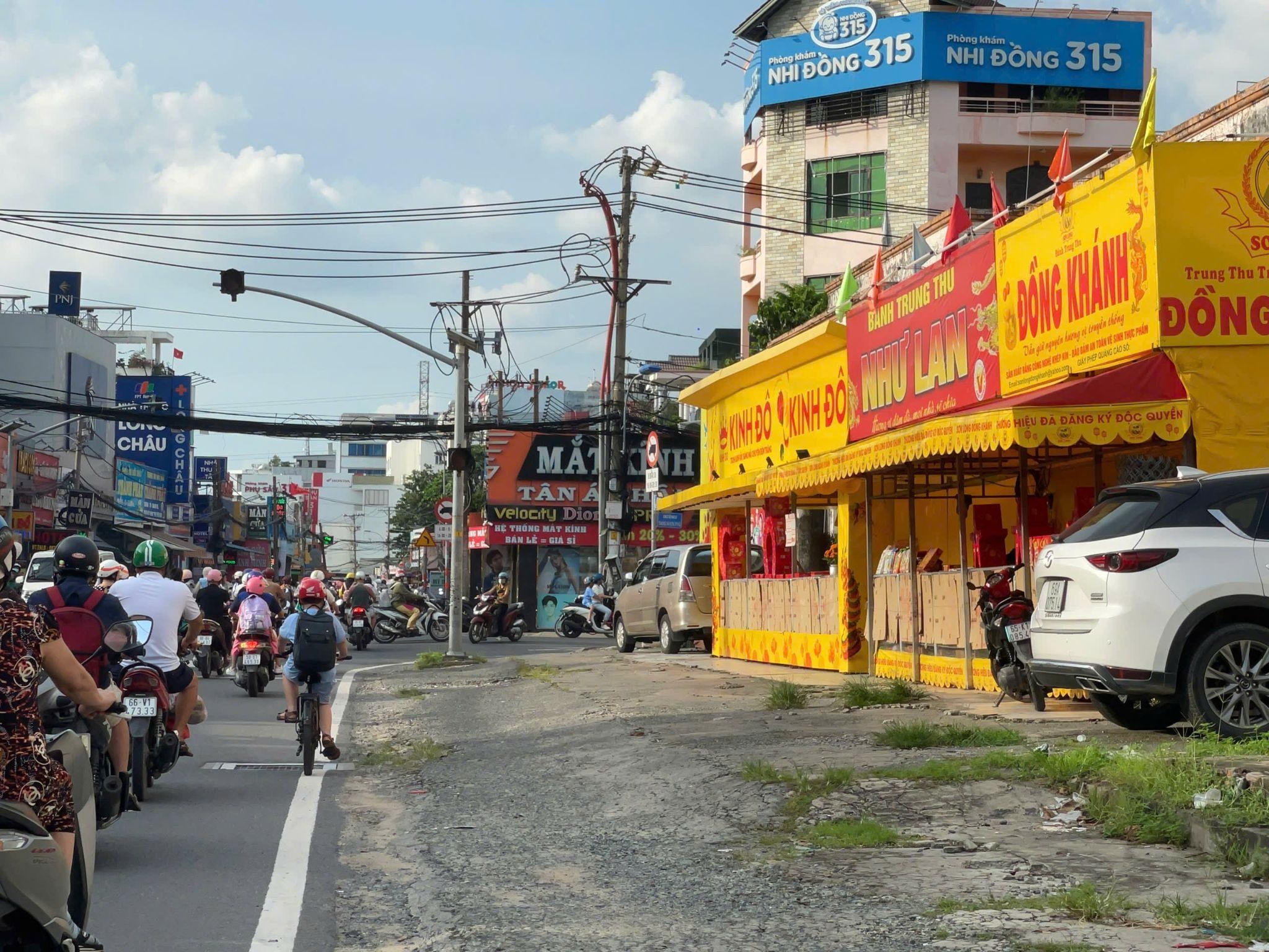 Nghịch lý vụ bánh trung thu, khách đông tiểu thương lại khóc vì khan hàng - 3