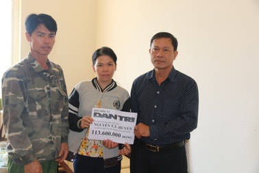 Vợ chồng bán nhà cứu con nghẹn ngào trước tình cảm của bạn đọc Dân trí