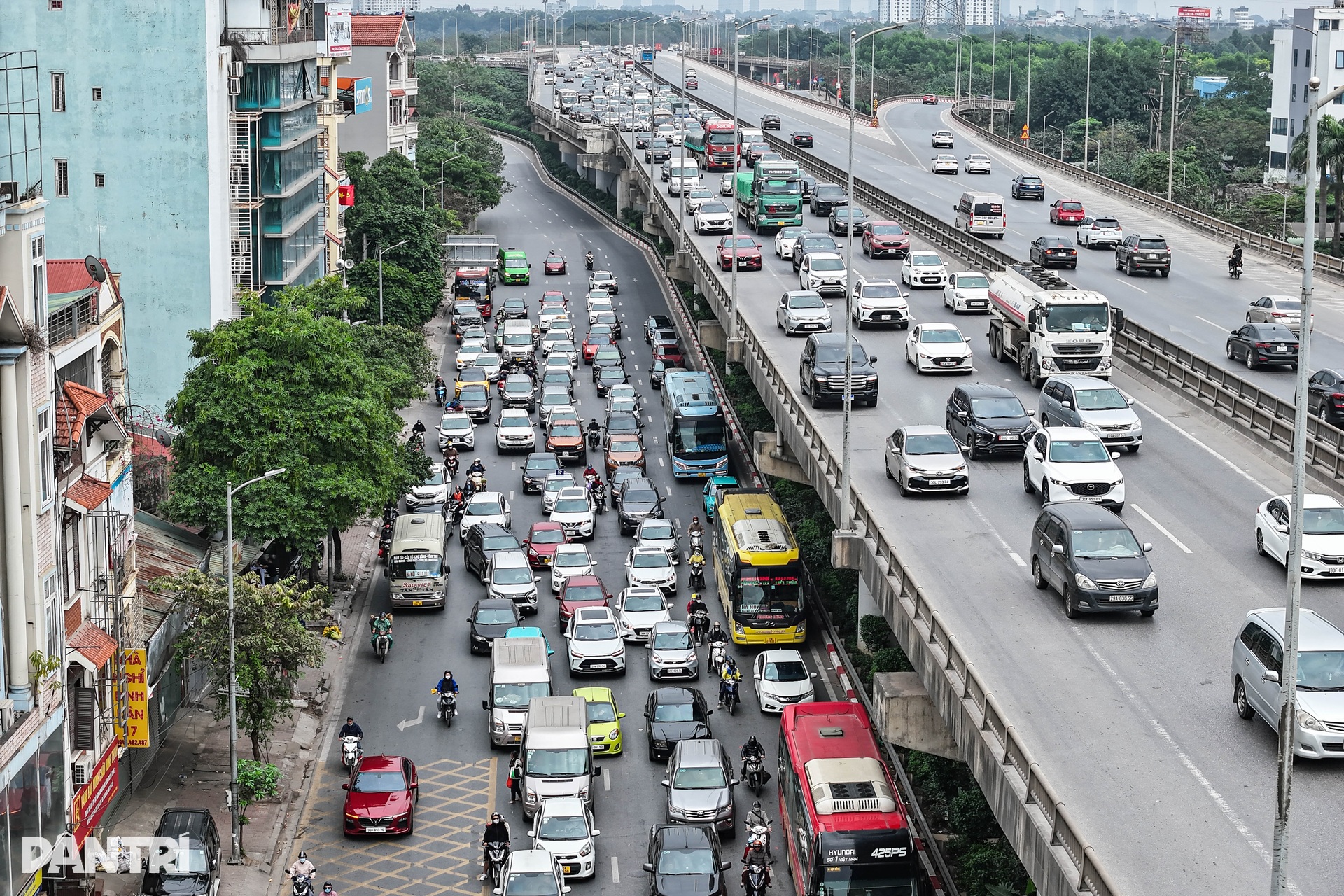Người dân ùn ùn quay trở lại Hà Nội sau kỳ nghỉ Tết - 3 Người dân ùn ùn quay trở lại Hà Nội sau kỳ nghỉ Tết - 3