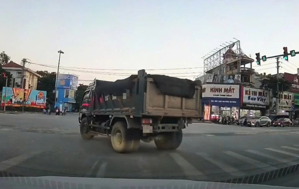 Tài xế xe tải vượt đèn đỏ ở Hà Nội bị phạt 19 triệu đồng - 1