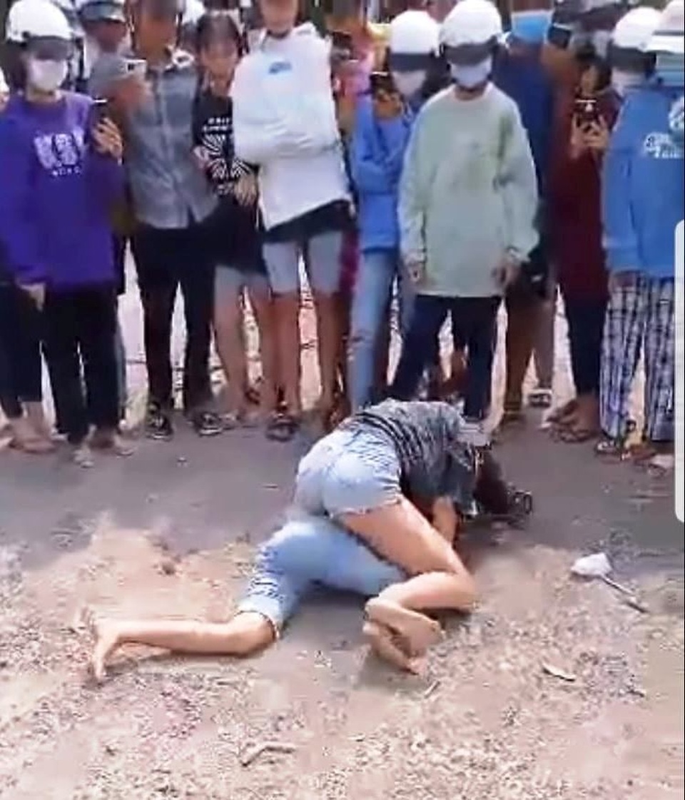 Làm rõ vụ 2 nữ sinh đánh nhau, đám đông cổ vũ và quay clip tung lên mạng - 1 Làm rõ vụ 2 nữ sinh đánh nhau, đám đông cổ vũ và quay clip tung lên mạng - 1