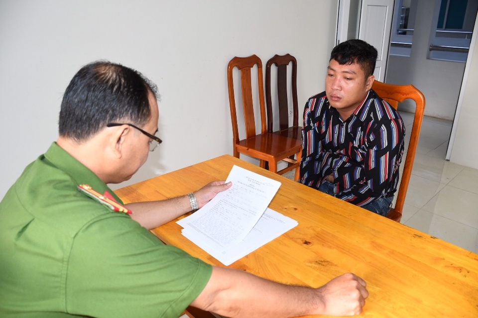 Chém chết người rồi đến công an đầu thú - 1 Chém chết người rồi đến công an đầu thú - 1