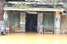 Người dân Hội An khốn đốn với bão số 9 vừa đi thì lũ lớn lại về