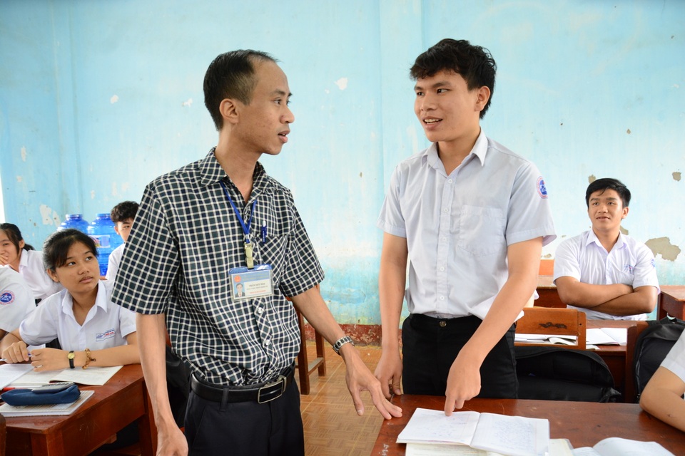 Thầy giáo lấy ví dụ đời sống gần gũi để lồng ghép vào bài giảng môn Hóa - 1 Thầy giáo lấy ví dụ đời sống gần gũi để lồng ghép vào bài giảng môn Hóa - 1