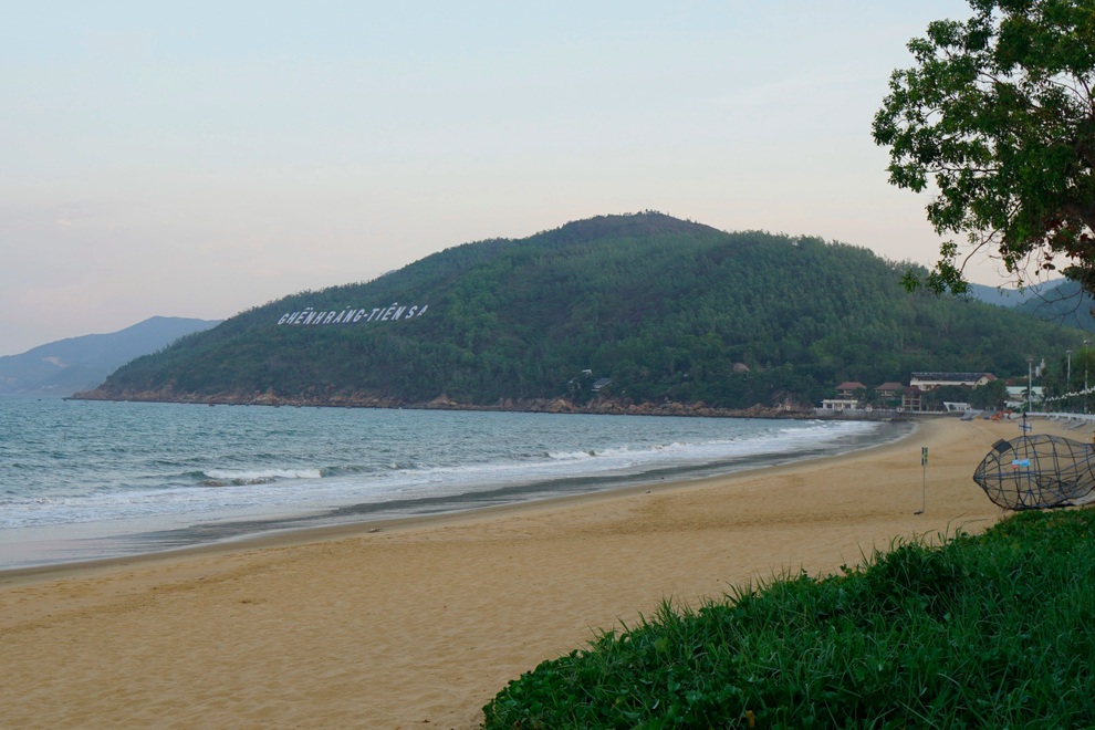 Biển Quy Nhơn vắng lặng sau lệnh cấm tắm để phòng dịch - 2 Biển Quy Nhơn vắng lặng sau lệnh cấm tắm để phòng dịch - 2