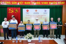 Hội Nhà báo Việt Nam tặng quà tri ân gia đình người có công tại Bắc Giang