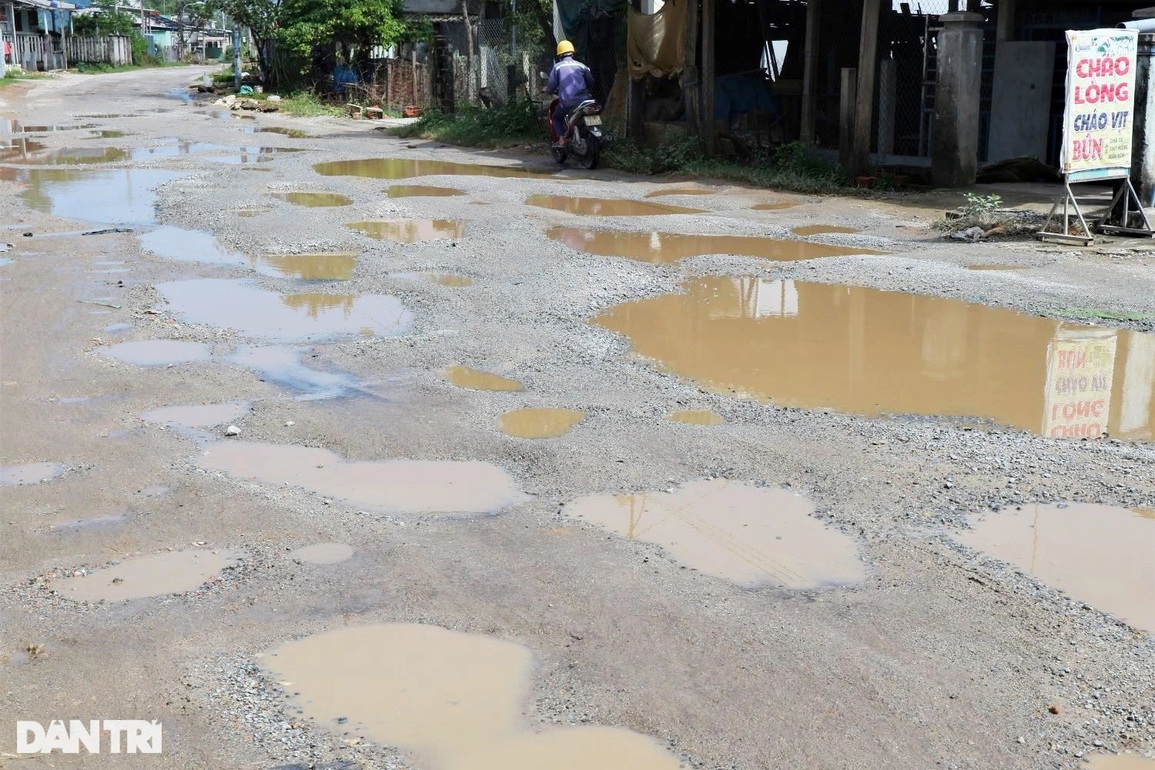 Bất an khi đi qua đoạn đường 2,5 km chi chít ổ voi, ổ gà - 12 Bất an khi đi qua đoạn đường 2,5 km chi chít ổ voi, ổ gà - 12